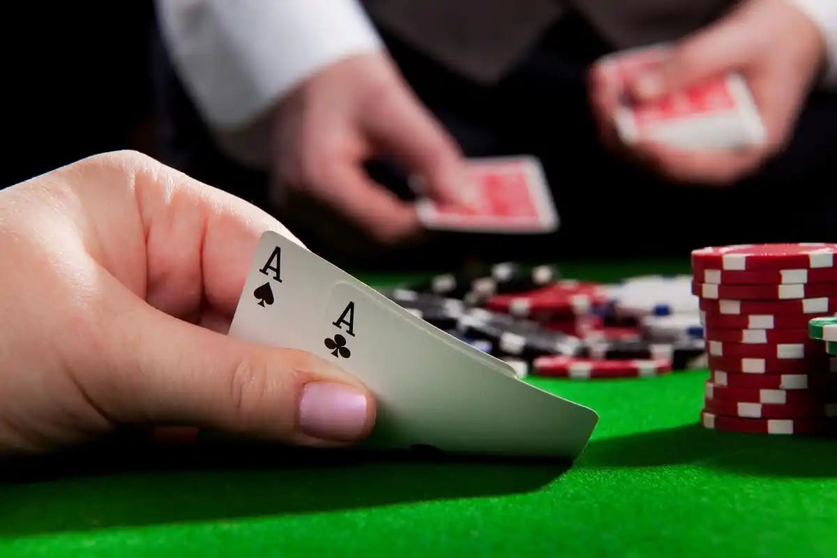 Berbagai jenis permainan Live Casino dengan dealer langsung yang interaktif dan profesional